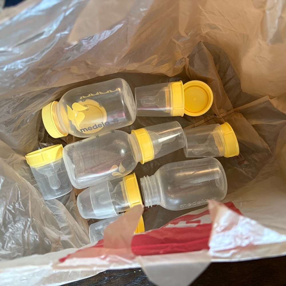 Medela Pump In Style with MaxFlow in White and Yellow - Picture 6 of 6